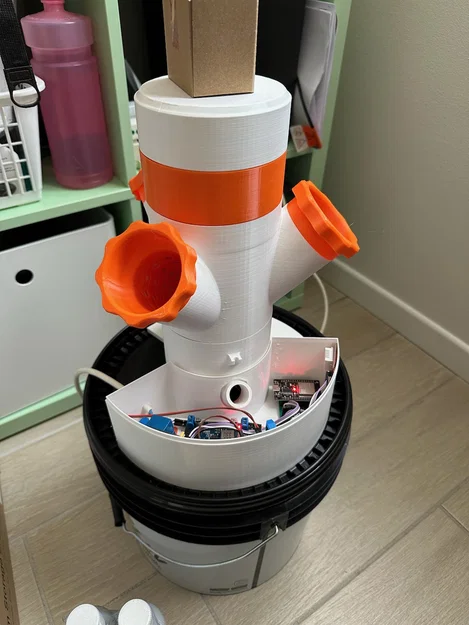 Hộp gắn hông cho Tháp Thủy Canh Modular Hydroponic Tower - Image 1