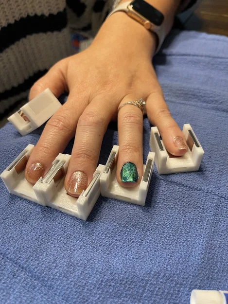 Mani-Mag – Giá đỡ nam châm làm “velvet nails” - Image 1