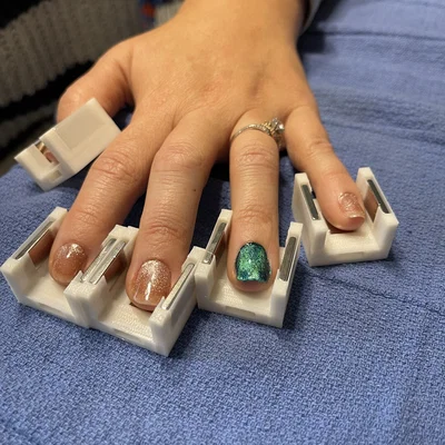 Mani-Mag – Giá đỡ nam châm làm “velvet nails”