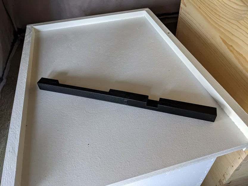 Thanh Thu Hẹp Cửa Tổ Ong (Bee Hive Entrance Reducer) - Image 1