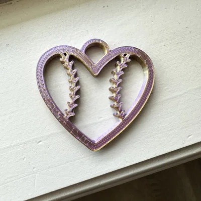 Móc khóa hình trái tim chủ đề bóng mềm Softball Heart Keychain