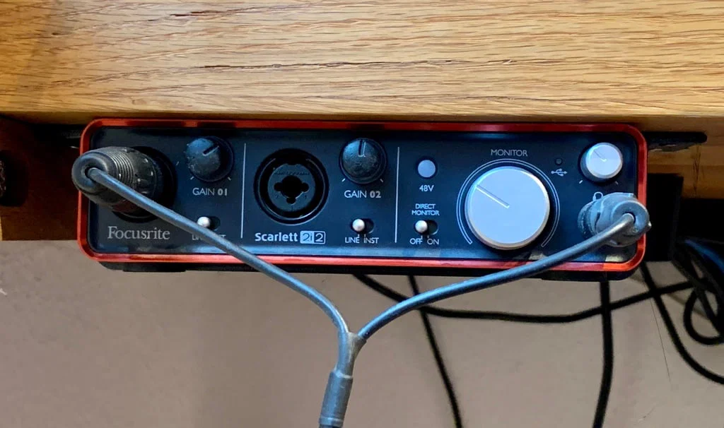 Giá treo dưới bàn cho Focusrite Scarlett 2i2 - Giải pháp gọn gàng - Image 1