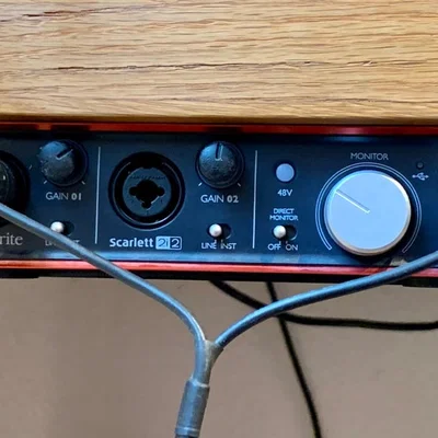 Giá treo dưới bàn cho Focusrite Scarlett 2i2 - Giải pháp gọn gàng