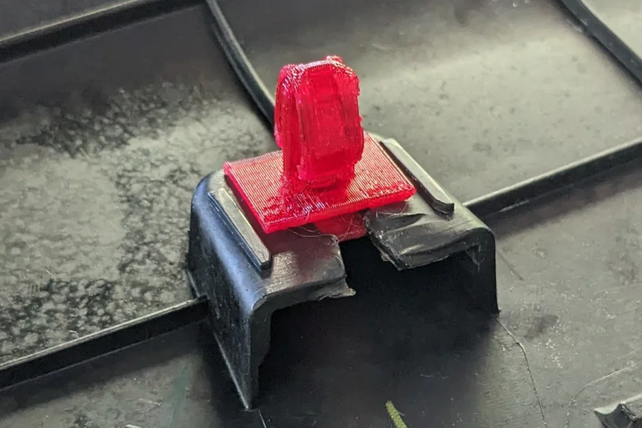 Clip khu vực cốp trước (frunk) Mustang Mach-E - Image 1