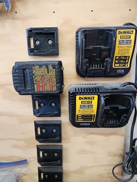 Ngàm gắn pin DeWALT 20V lên tường gọn gàng, chắc chắn - Image 1