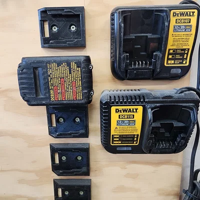 Ngàm gắn pin DeWALT 20V lên tường gọn gàng, chắc chắn