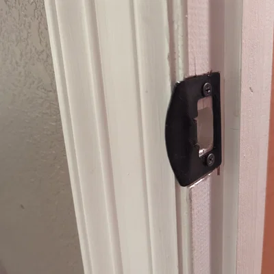 Miếng strike plate cửa trong nhà (Interior Door Strike Plate)