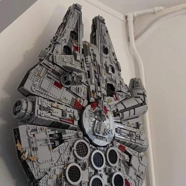 Giá treo tường LEGO Millennium Falcon (UCS) dạng Wall Display - Image 1