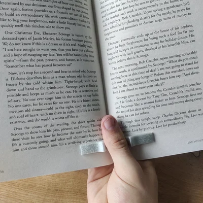 Dụng cụ hỗ trợ đọc sách 3D (Reading Aid) - Đọc sách bằng một tay