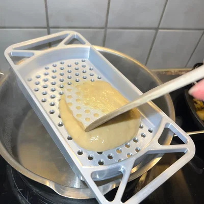 Dụng cụ làm Spaetzle/Spätzli (Spaetzle/Spätzli Maker)