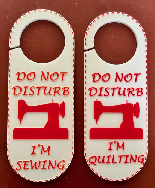 Móc Treo Cửa “Do Not Disturb - I'm Sewing” (Nhiều Ngôn Ngữ) - Image 1
