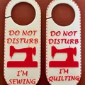 Móc Treo Cửa “Do Not Disturb - I'm Sewing” (Nhiều Ngôn Ngữ) - Thumbnail 1