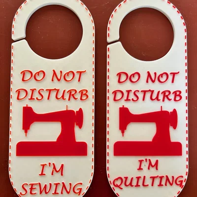 Móc Treo Cửa “Do Not Disturb - I'm Sewing” (Nhiều Ngôn Ngữ)