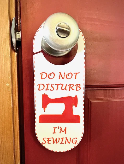 Móc Treo Cửa “Do Not Disturb - I'm Sewing” (Nhiều Ngôn Ngữ) - Image 2