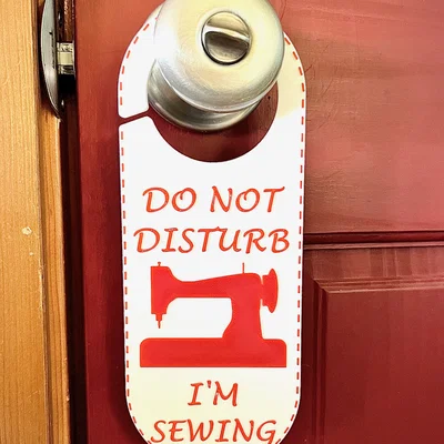 Móc Treo Cửa “Do Not Disturb - I'm Sewing” (Nhiều Ngôn Ngữ)