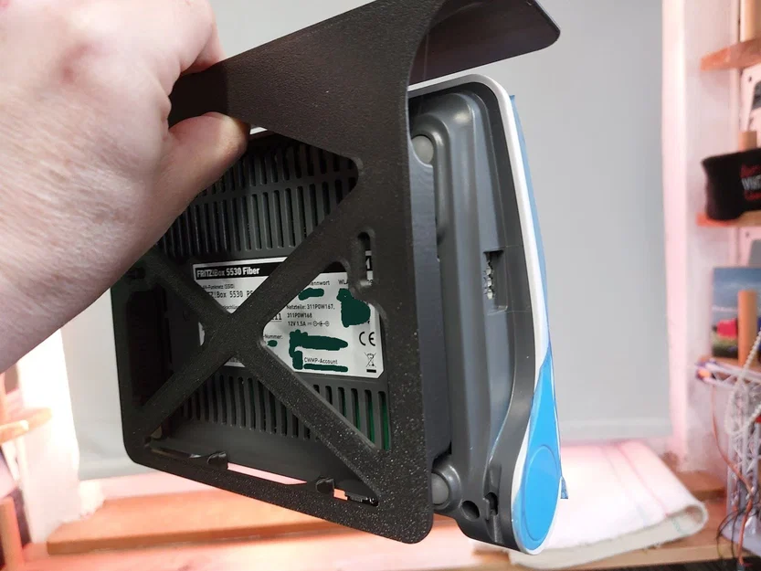 Giá treo tường cho router Fritzbox 5530 kèm tấm chắn bụi - Image 2