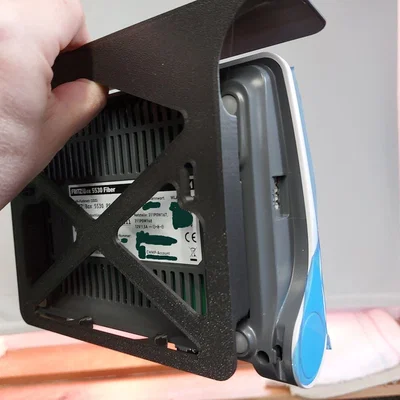 Giá treo tường cho router Fritzbox 5530 kèm tấm chắn bụi