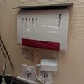 Giá treo tường cho router Fritzbox 5530 kèm tấm chắn bụi - Thumbnail 3