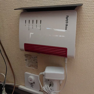 Giá treo tường cho router Fritzbox 5530 kèm tấm chắn bụi
