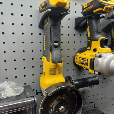 Giá Treo Máy Mài Góc DeWalt Cho Bảng Pegboard
