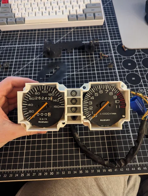Suzuki DR350 - Thay thế vỏ cụm đồng hồ (Gauge Cluster Container Replacement) - Image 3