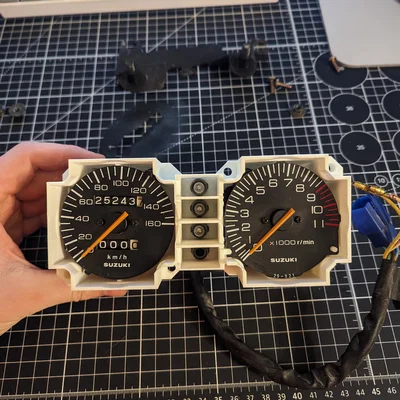 Suzuki DR350 - Thay thế vỏ cụm đồng hồ (Gauge Cluster Container Replacement)