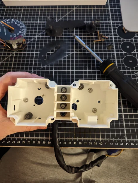 Suzuki DR350 - Thay thế vỏ cụm đồng hồ (Gauge Cluster Container Replacement) - Image 4