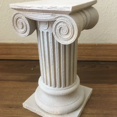 Remix Cột Ionic: Chân Đế Trưng Bày Bản Thấp Bè