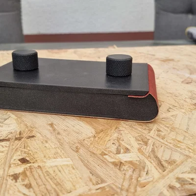 Kẹp giấy nhám (Schleifklotz/Schleifpapierhalter) – Sandpaper holder