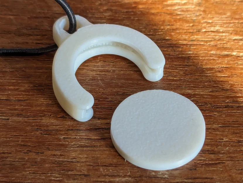 Móc khóa giữ đồng xu UK Pound nhỏ gọn tiện lợi - Image 1