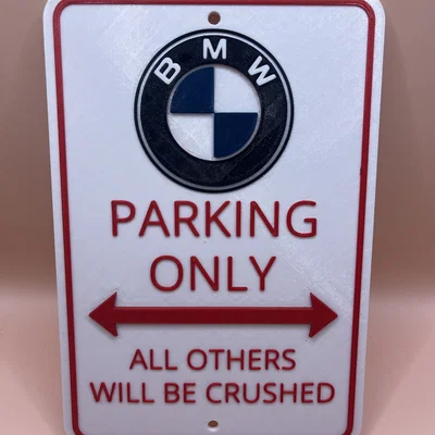Bảng “BMW Parking Only” (Chỉ đậu xe BMW)