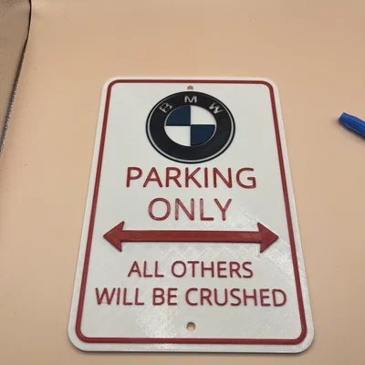 Bảng “BMW Parking Only” (Chỉ đậu xe BMW)