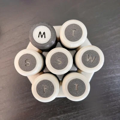 Pill Pods: Khay 7 ngày + Thẻ chữ cái