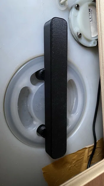 Tay cầm hỗ trợ mở nắp bình nước xe cắm trại (Camper Water Tank Lever) - Image 2