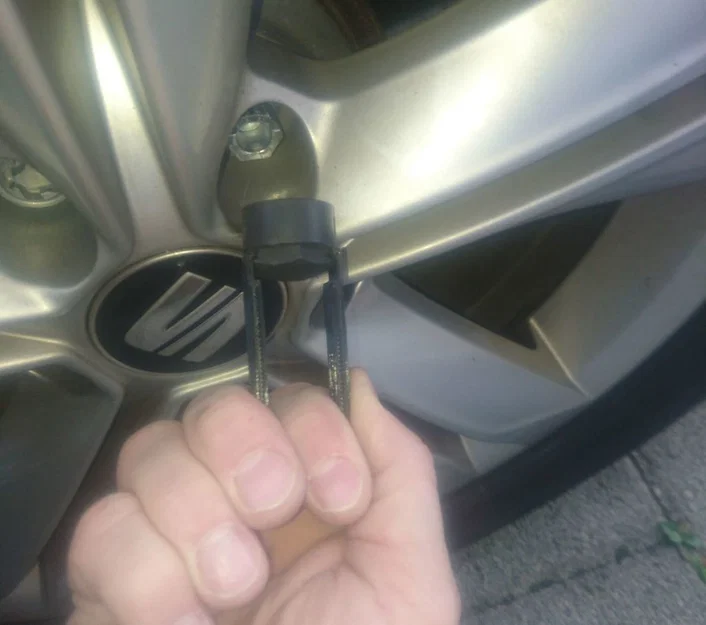 Dụng cụ tháo nắp chụp đai ốc bánh xe Seat VW - Image 1