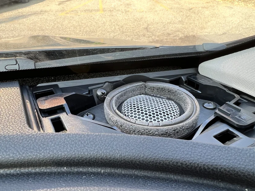 Ngàm gắn tweeter góc taplo Subaru Outback 2021+ (Dash Corner Tweeter Mounting Bracket) - Image 4