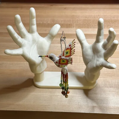 Đôi bàn tay vươn tới (Reaching hands)