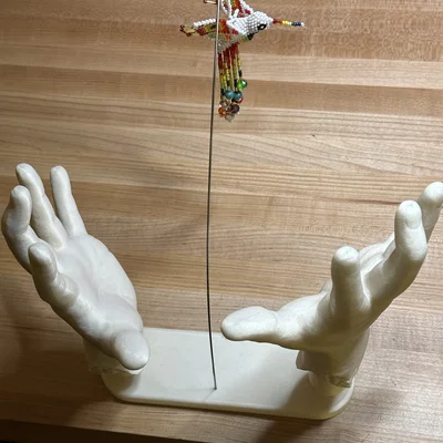 Đôi bàn tay vươn tới (Reaching hands)