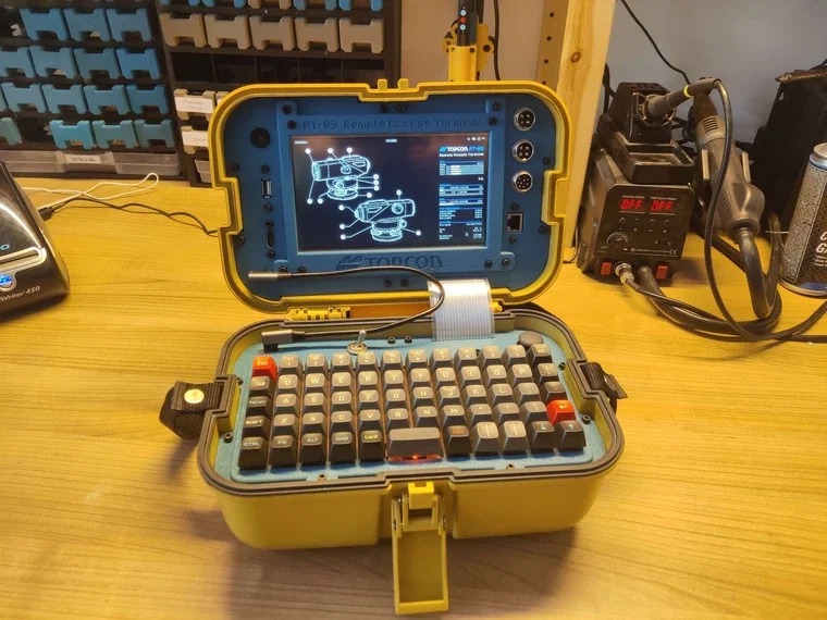 AT-B3 cyberdeck – Cyberdeck trong vali Topcon AT-B3 - Image 1