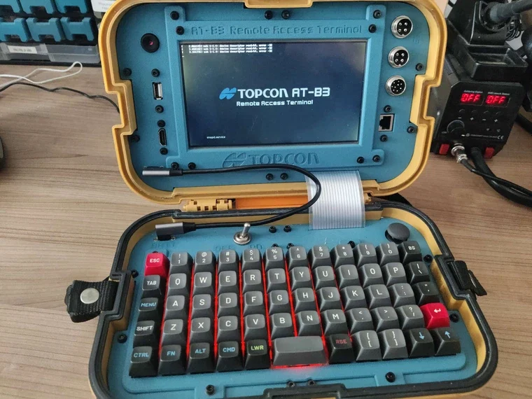 AT-B3 cyberdeck – Cyberdeck trong vali Topcon AT-B3 - Image 2