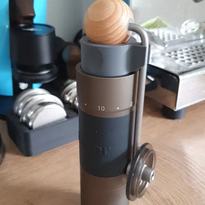 Nắp Chống Bụi & Chỗ Cất Tay Quay cho KinGrinder K6