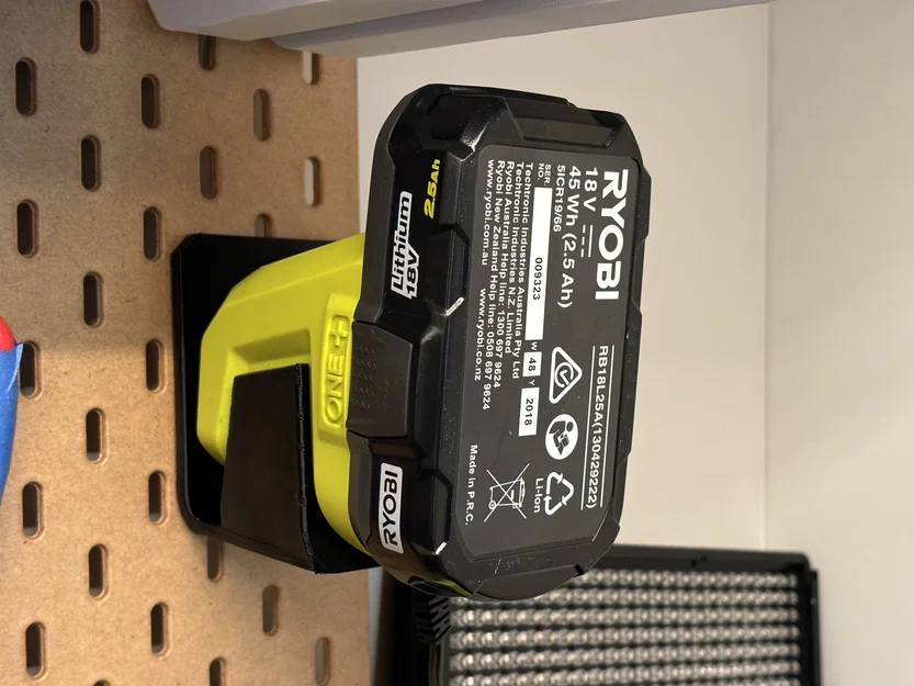 Giá treo sạc pin Ryobi One+ IntelliPort lên bảng Ikea Skadis - Image 1