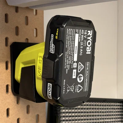 Giá treo sạc pin Ryobi One+ IntelliPort lên bảng Ikea Skadis