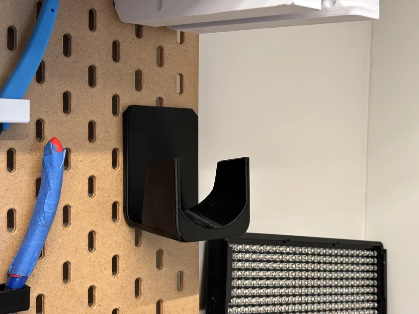 Giá treo sạc pin Ryobi One+ IntelliPort lên bảng Ikea Skadis - Image 3