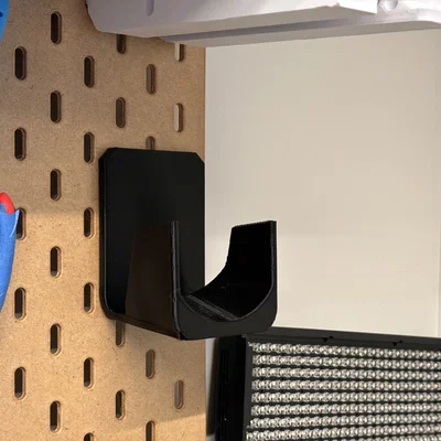 Giá treo sạc pin Ryobi One+ IntelliPort lên bảng Ikea Skadis