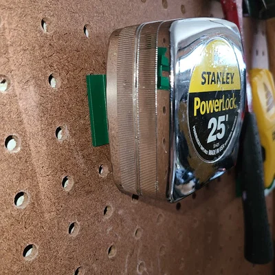 Giá treo thước cuộn trên bảng Pegboard thông minh