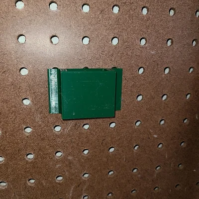 Giá treo thước cuộn trên bảng Pegboard thông minh