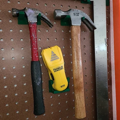 Giá treo búa trên bảng Pegboard tiện lợi cho xưởng làm việc