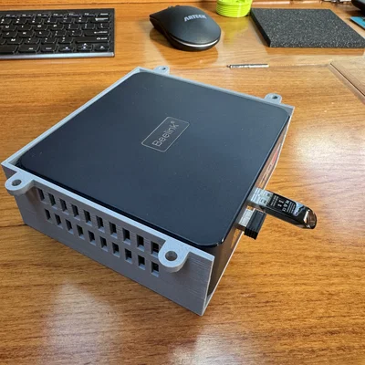 Khung treo Mini PC Beelink U59 Pro dưới bàn làm việc gọn gàng