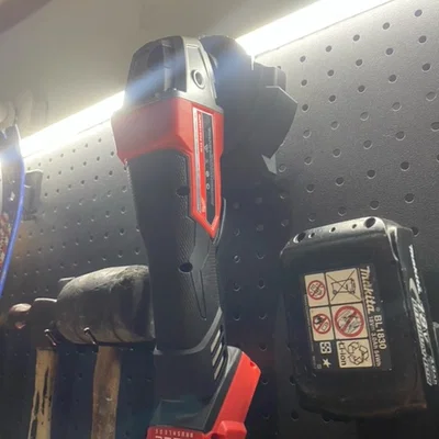 Giá treo máy mài góc Milwaukee M18 125mm cho bảng Pegboard